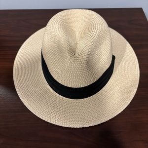 Packable straw hat, cream white color black ribbon, worn once great condition